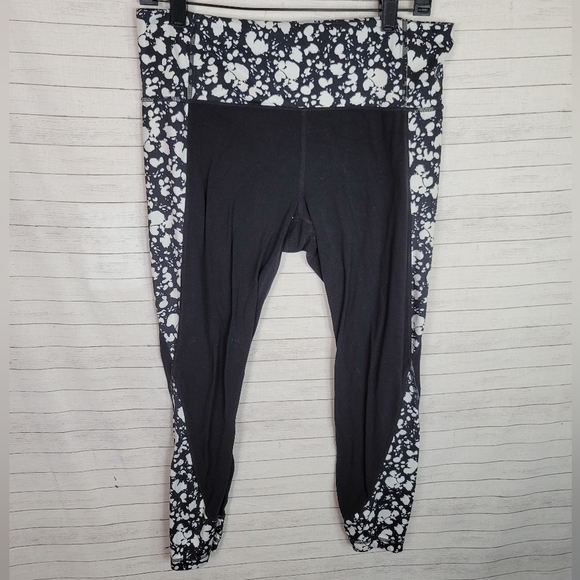 ATHLETA CAPRI ANKLE BLACK & WHITE LEGGINGS, SZ LARGE - Picture 1 of 8